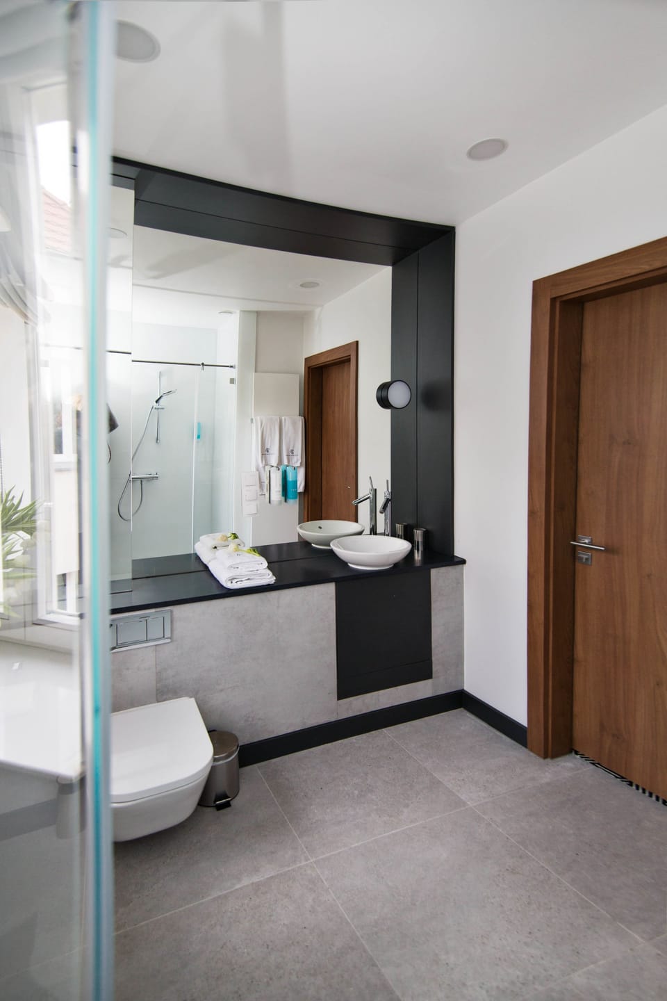 Standard Room, 1 Queen Bed | Bathroom | Shower, rainfall showerhead, free toiletries, hair dryer