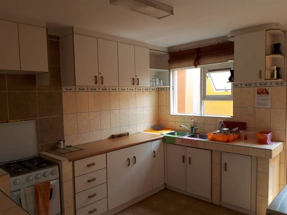 Full-size fridge, microwave, oven, stovetop