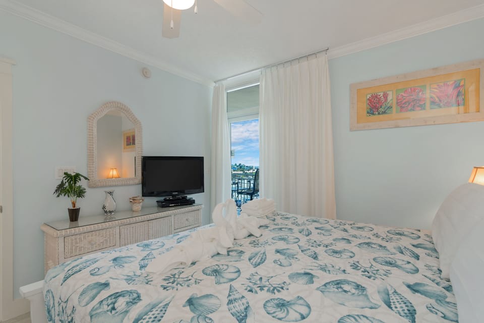 Guest bedroom with king bed