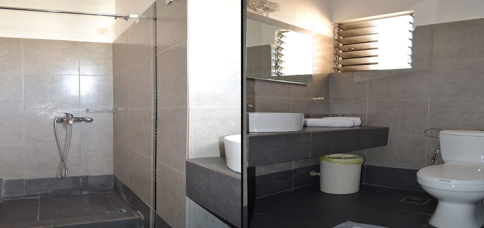 Superior Double or Twin Room, Private Bathroom | Bathroom | Free toiletries, hair dryer, towels