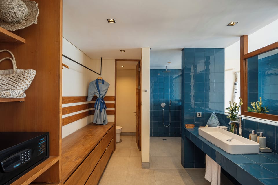 Premier Suite, Balcony, Ocean View | Bathroom | Free toiletries, hair dryer, bathrobes, slippers