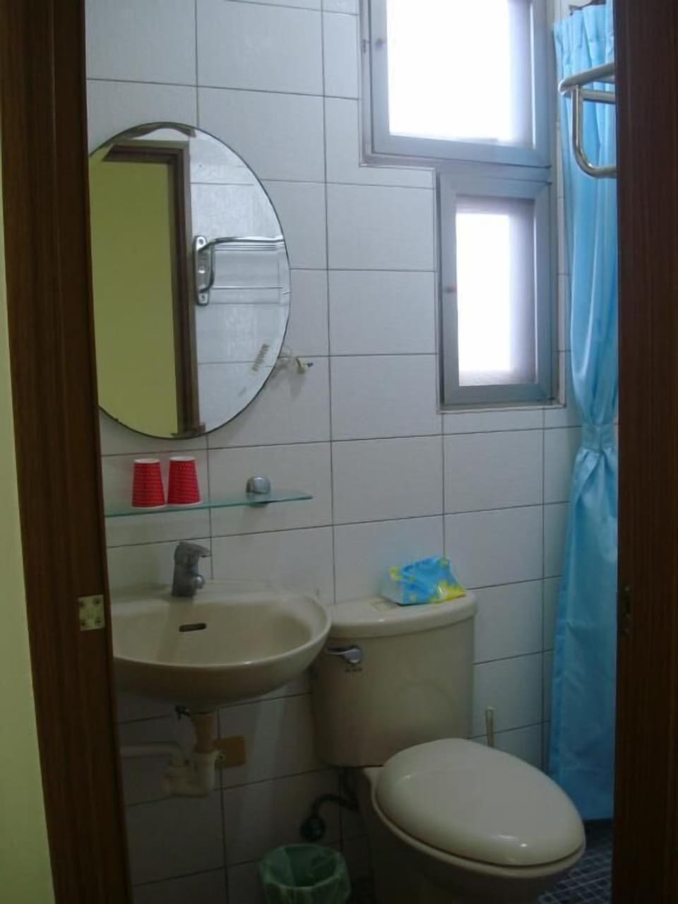 Standard Twin Room, Private Bathroom | Bathroom | Shower, free toiletries, hair dryer, towels