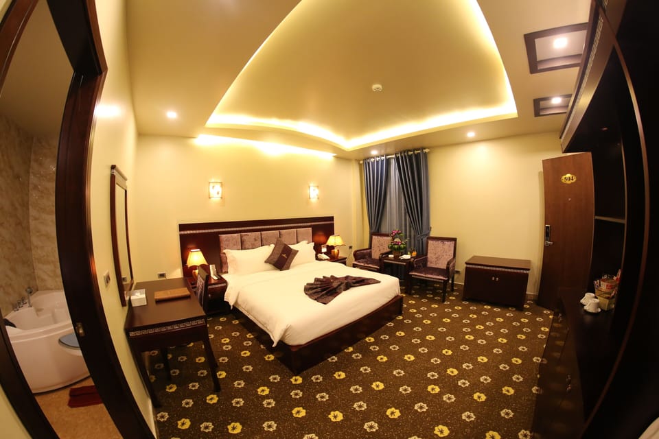 Deluxe Double Room, Bathtub | Minibar, in-room safe, individually decorated, individually furnished