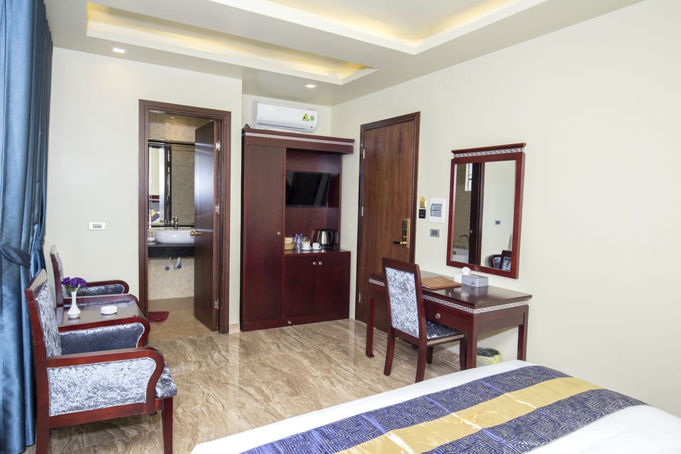 Superior Double Room, Bathtub | Minibar, in-room safe, individually decorated, individually furnished