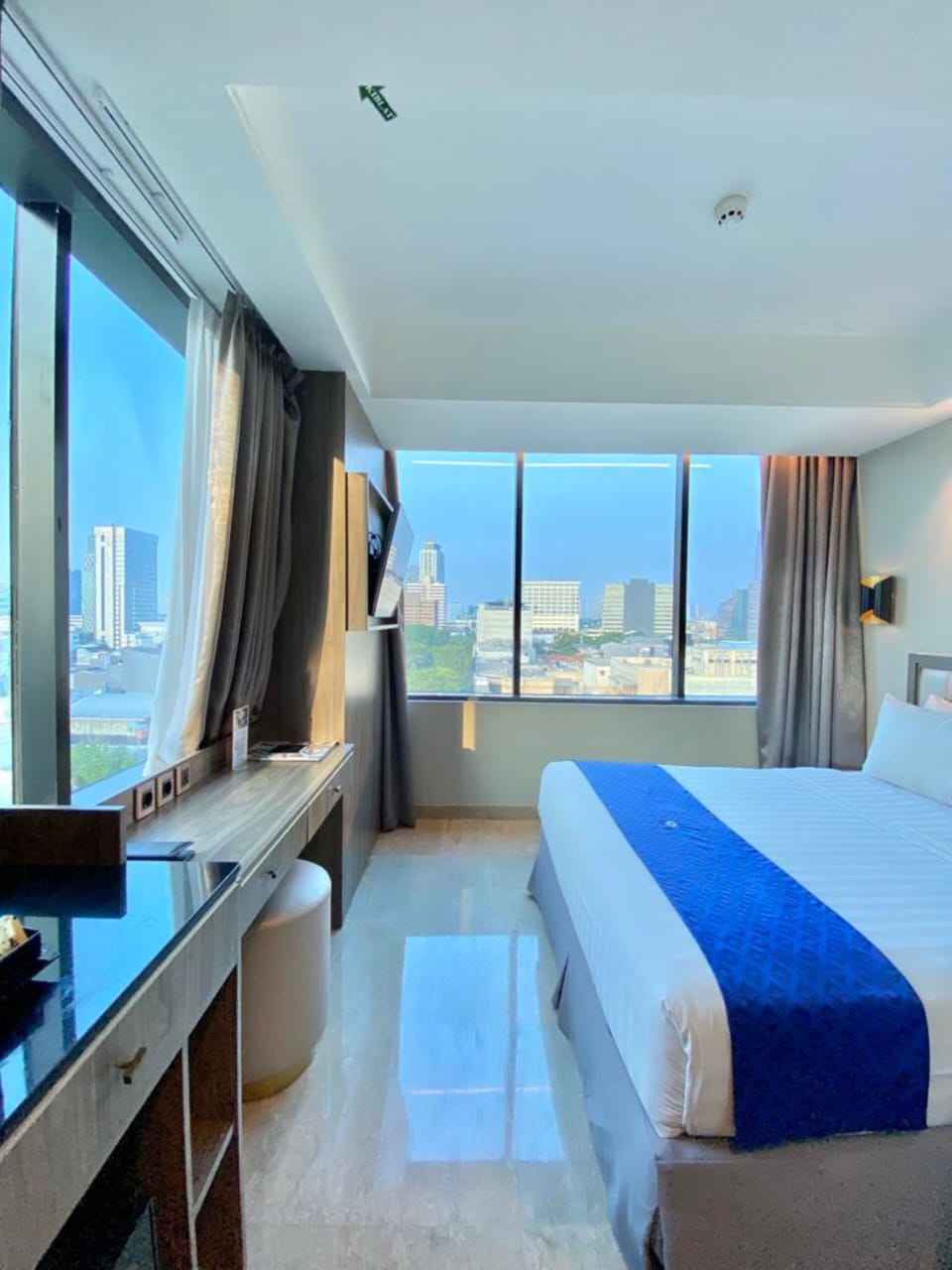 Deluxe Room, Corner | Minibar, in-room safe, desk, soundproofing