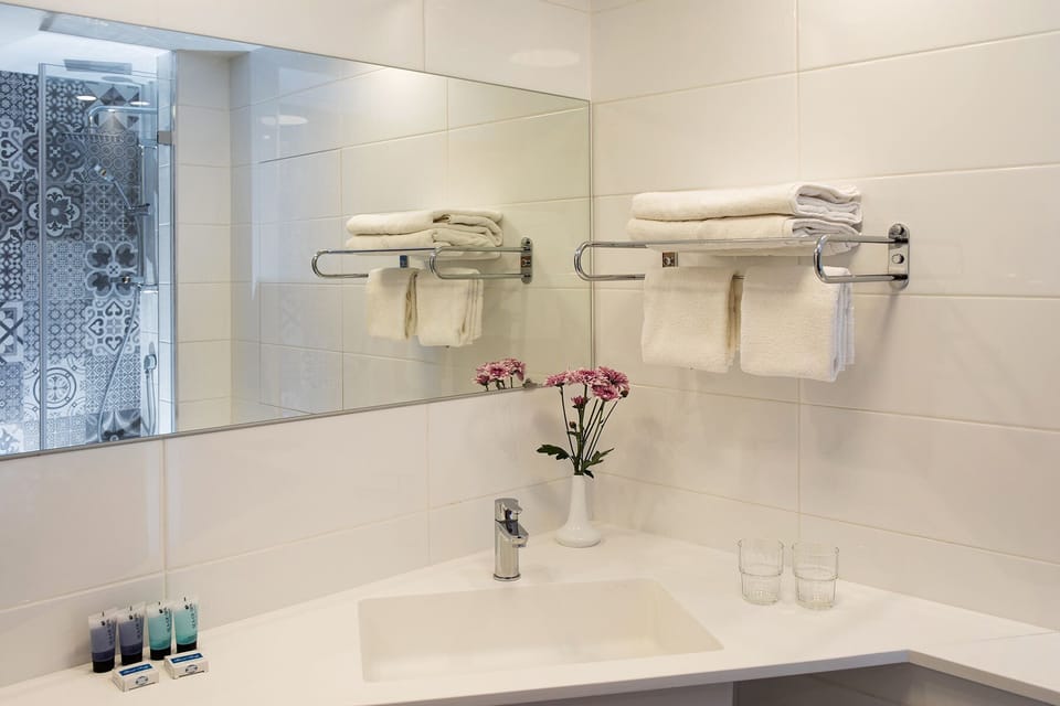 Combined shower/tub, hair dryer, towels