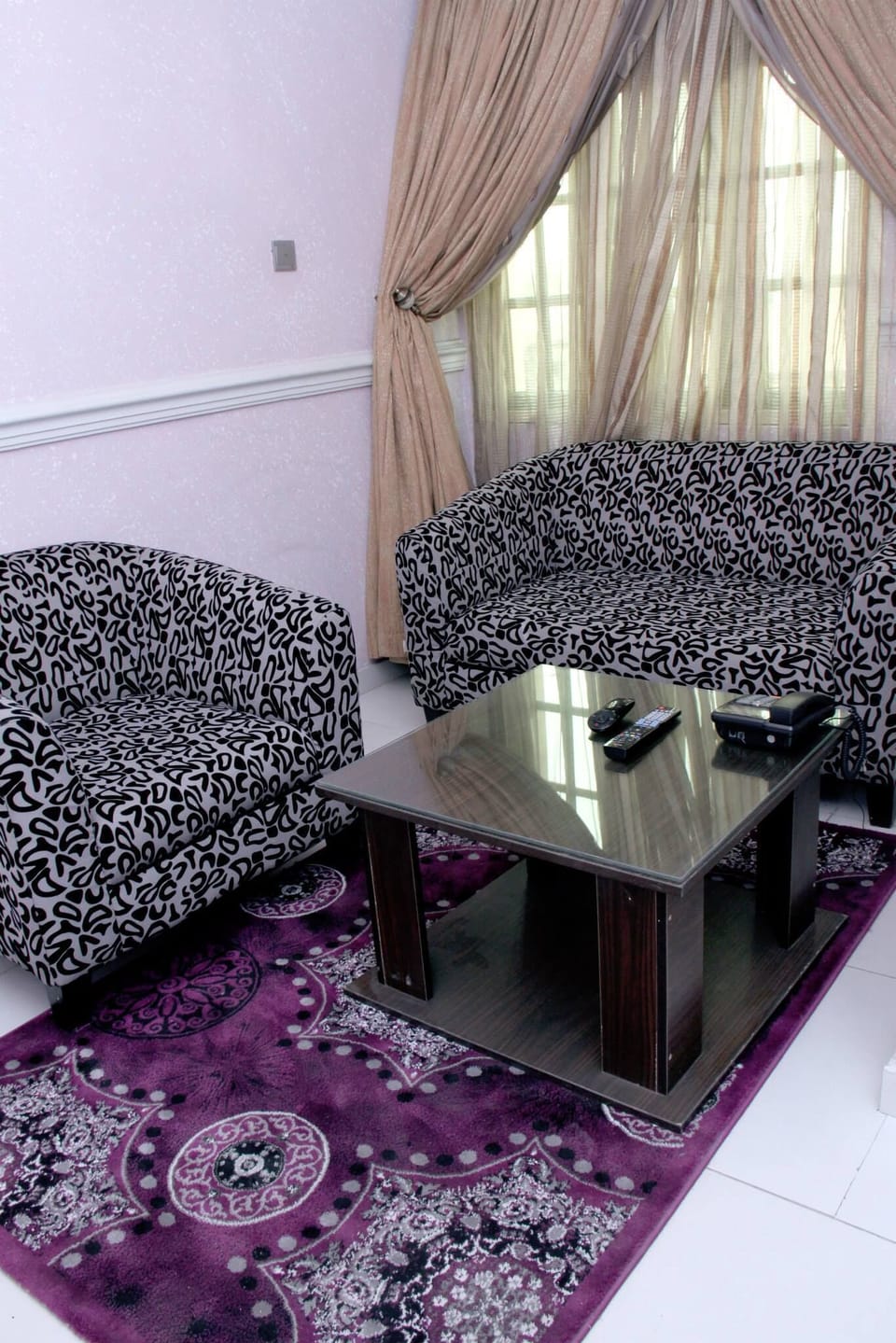 Deluxe Room | Living area | 32-inch flat-screen TV with satellite channels, TV