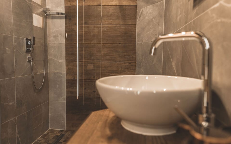 Studio Suite | Bathroom | Shower, towels