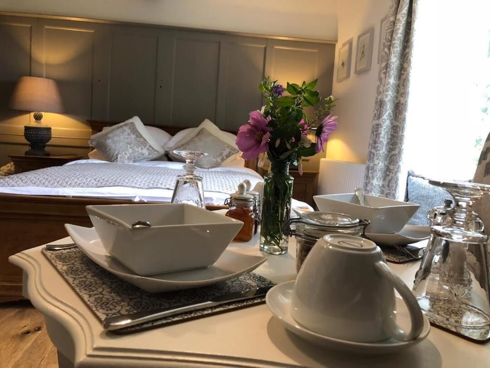 Double Room (Lower Mere Room) | Free WiFi, bed sheets