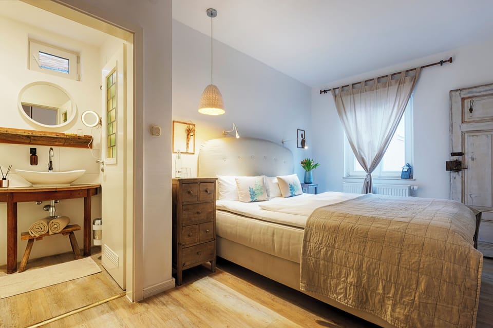 Classic Double Room, 1 Queen Bed, Non Smoking | Living area | TV