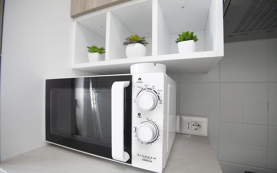 Apartment, 2 Bedrooms | Microwave