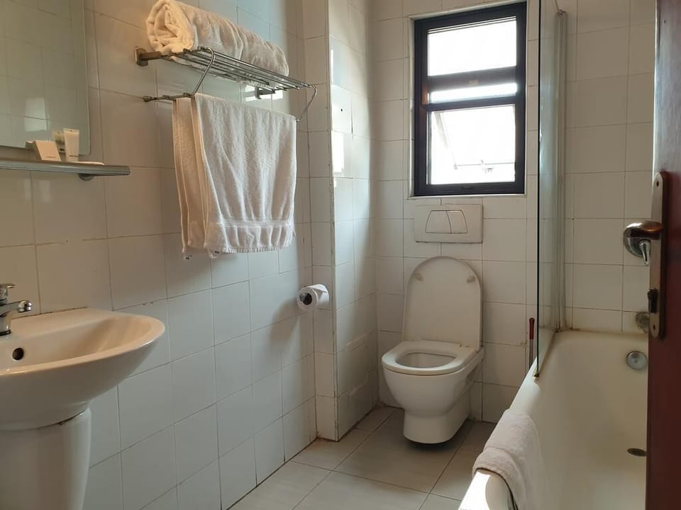 Superior Room | Bathroom | Combined shower/tub, free toiletries, towels, soap