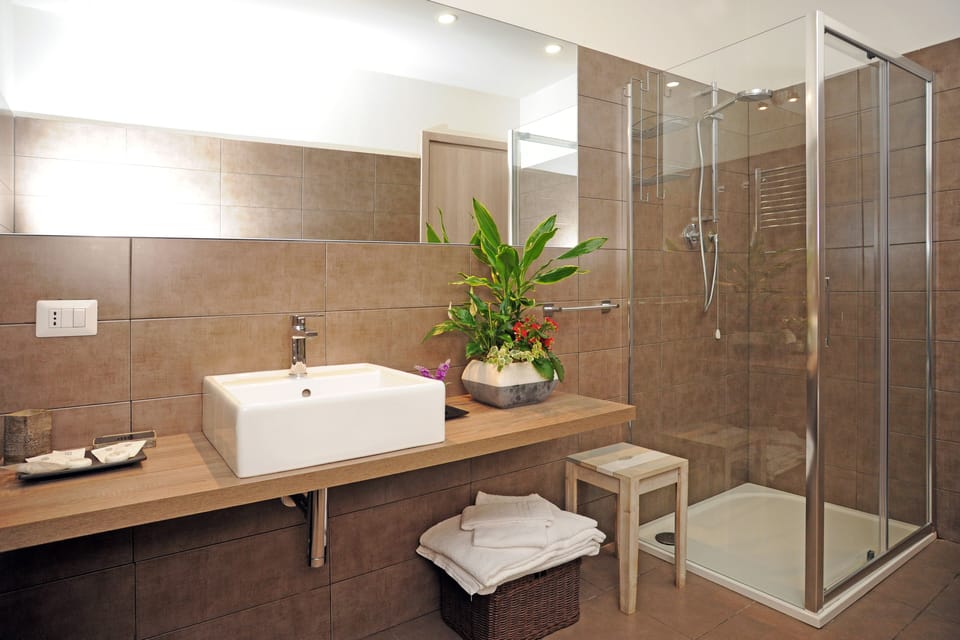 Junior Studio Suite | Bathroom | Shower, free toiletries, hair dryer, bidet