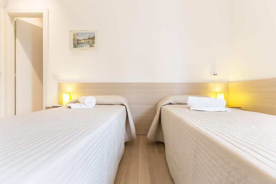 Classic Twin Room | Minibar, desk, laptop workspace, blackout drapes