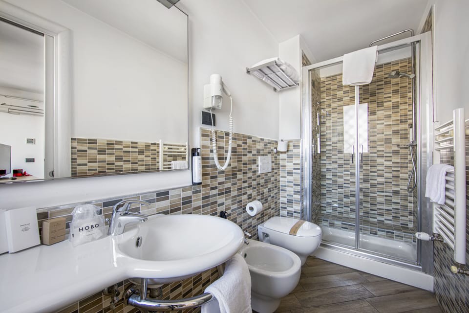 Superior Apartment | Bathroom | Shower, rainfall showerhead, free toiletries, hair dryer