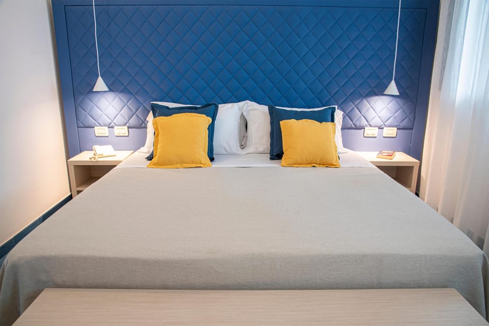 Deluxe Suite, Sea View (Quadrupla) | Minibar, in-room safe, desk, WiFi (free)