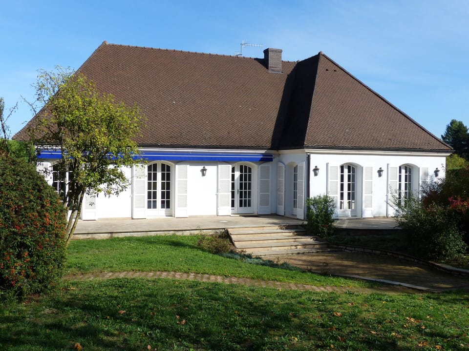 View of front of house. Large secure garden 