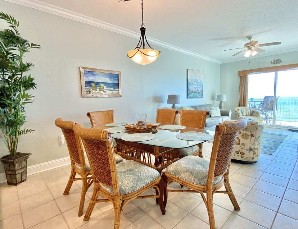 Condo, 2 Bedrooms, Balcony, Beachfront (804) | In-room dining