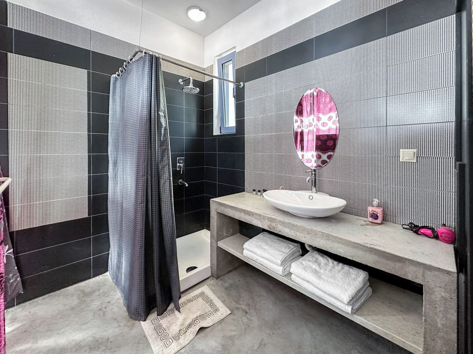 Double Room, Sea View, Sea Facing | Bathroom | Shower, towels