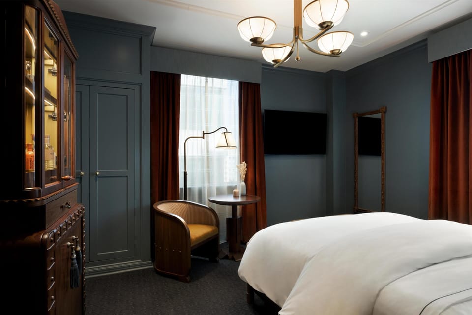 Room, 1 Queen Bed | Hypo-allergenic bedding available, pillowtop beds, minibar, in-room safe