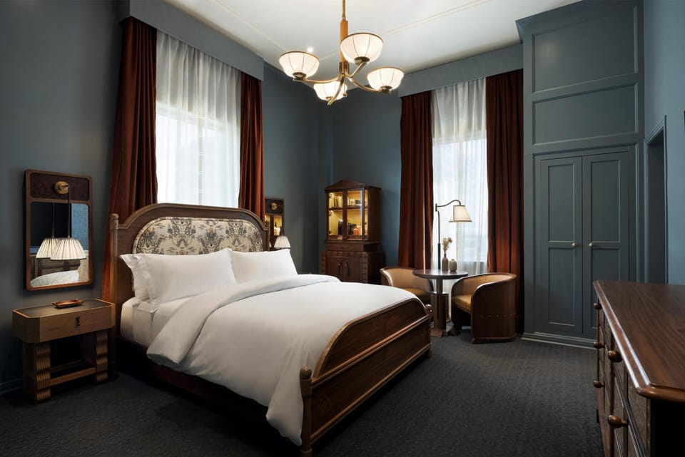 Room, 1 King Bed, City View, Corner | Hypo-allergenic bedding, pillowtop beds, minibar, in-room safe