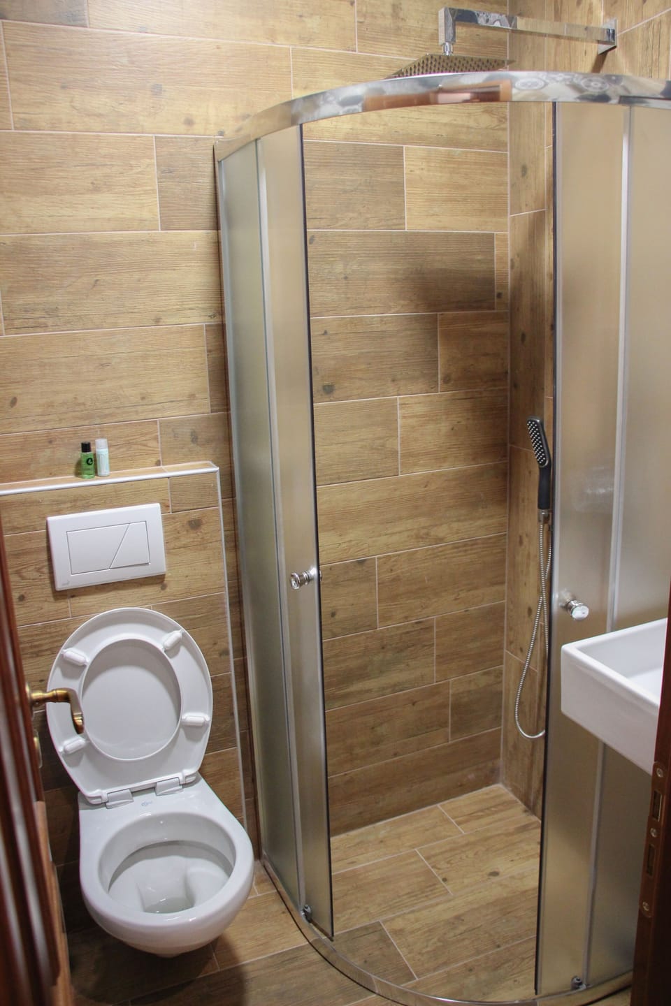 Deluxe Double Room | Bathroom | Shower, free toiletries, towels, soap