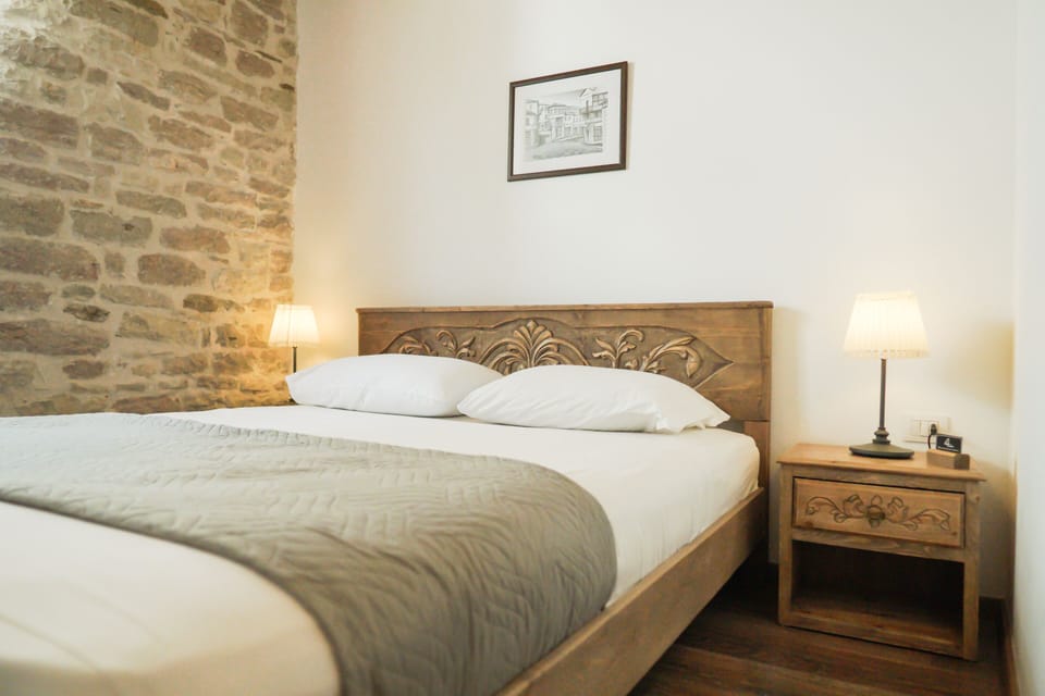 Deluxe Room, 1 Queen Bed | Free WiFi, bed sheets