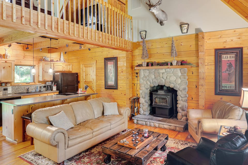 Main Living Space | Flat-Screen TV | DVD Player | Movie Collection