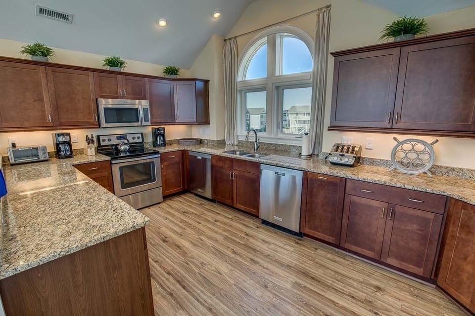 Top-Level Kitchen with Bar seats 5