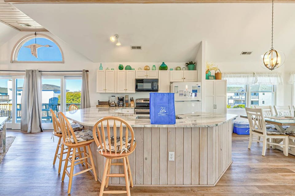 Top-Level Kitchen with Bar (seats 4)
