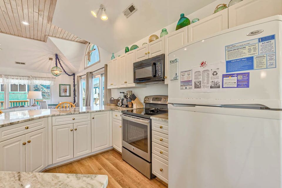 Top-Level Kitchen with Bar (seats 4)