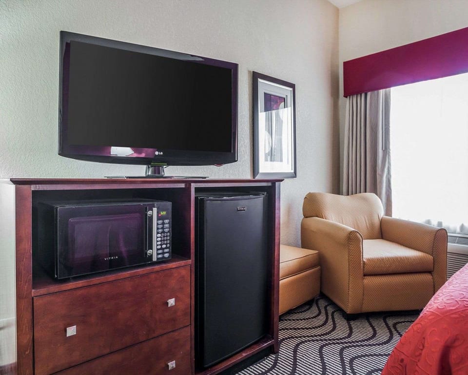 Room, 1 King Bed, Accessible, Non Smoking | Desk, iron/ironing board, free WiFi, bed sheets