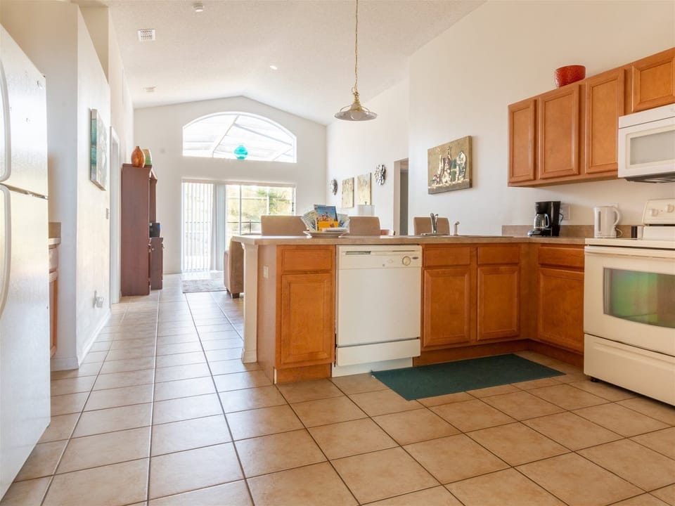 House (4 Bed and 3 Bath in Perfect Location ) | Private kitchen | Fridge, cookware/dishes/utensils