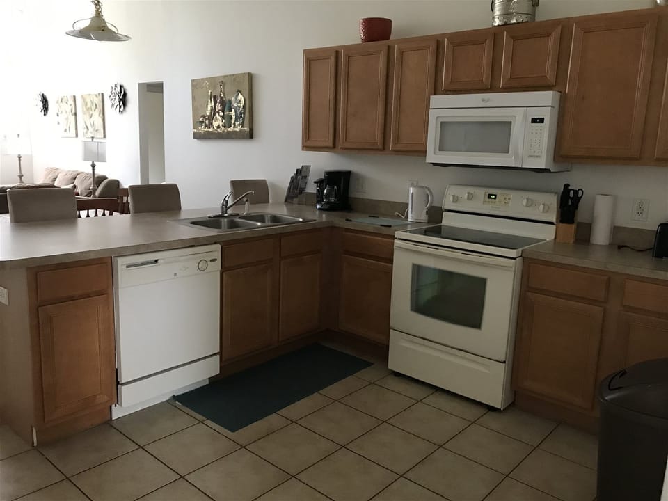 House (4 Bed and 3 Bath in Perfect Location ) | Private kitchen | Fridge, cookware/dishes/utensils