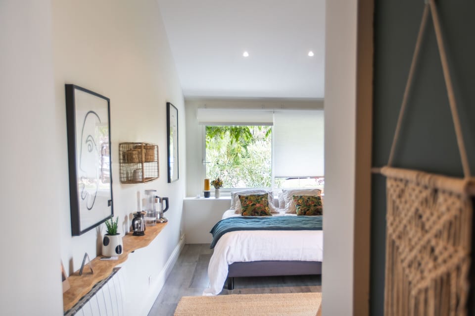 Deluxe Double Room, 1 Queen Bed (K) | Premium bedding, individually decorated, individually furnished, desk