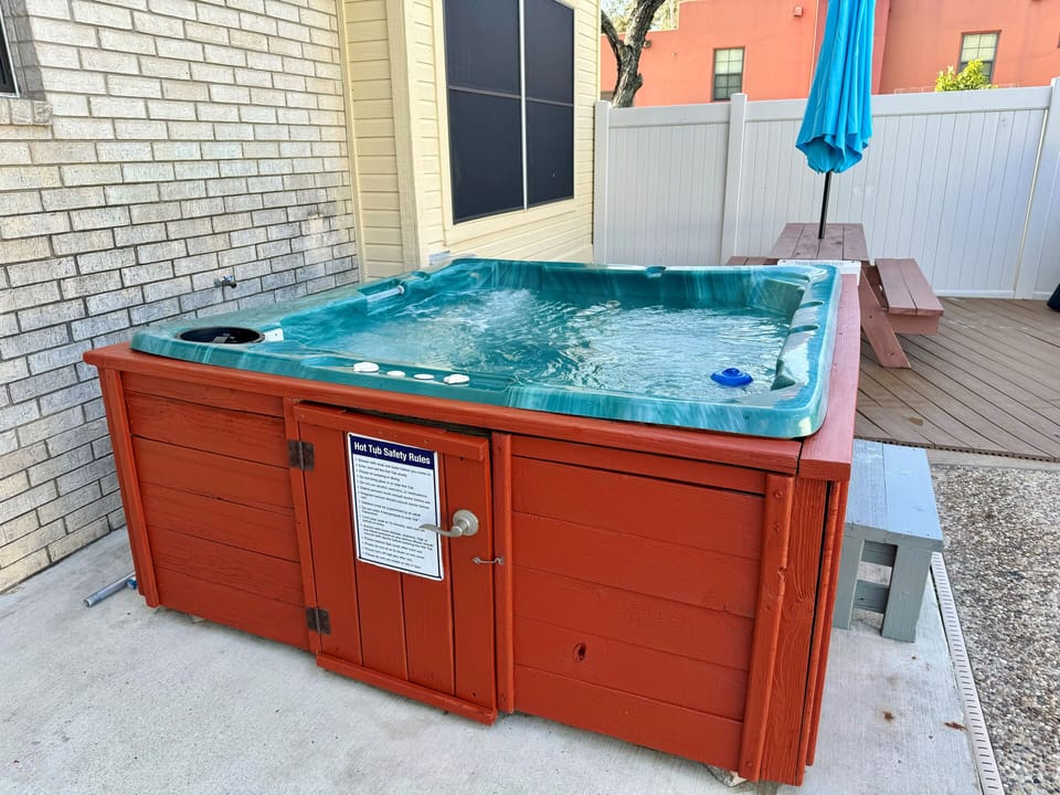 Hot Tub Seats 6 People