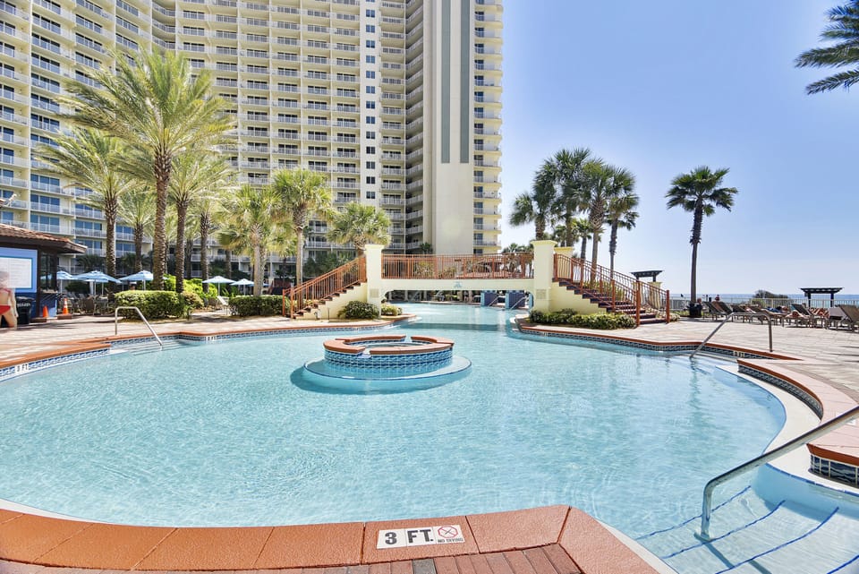 Lagoon-Style Swimming Pool