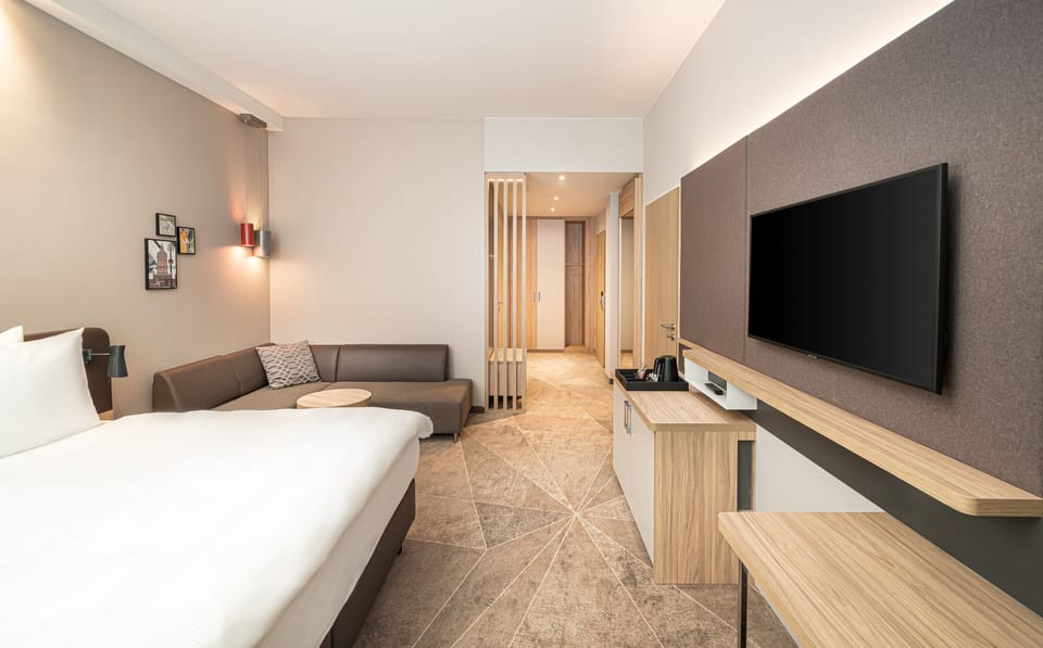 Premium Room, 1 King Bed | In-room safe, desk, laptop workspace, blackout drapes