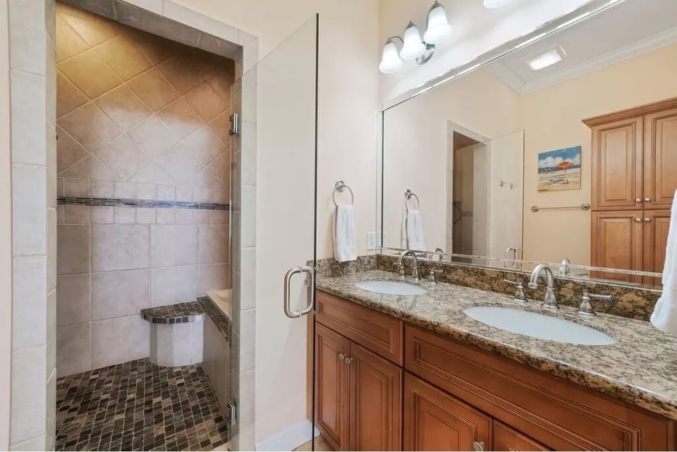 Primary en suite bath