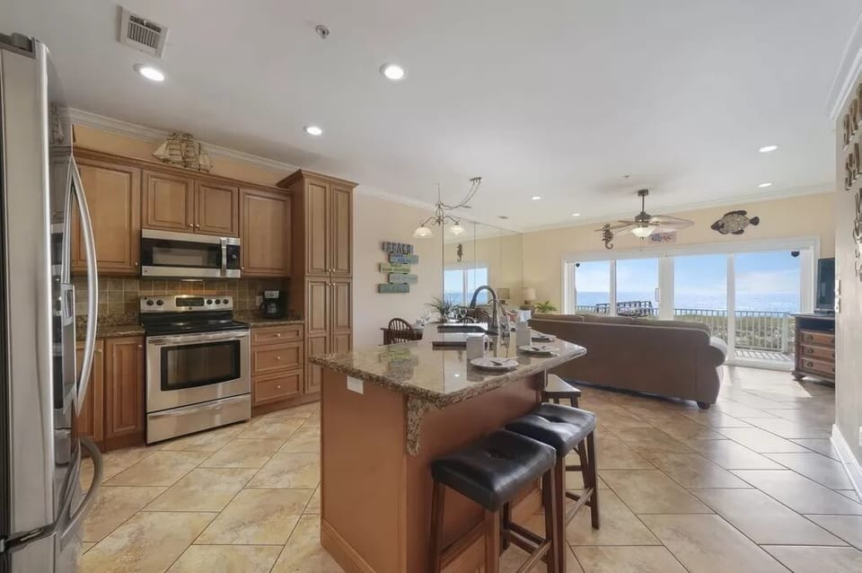 Large kitchen with breakfast bar