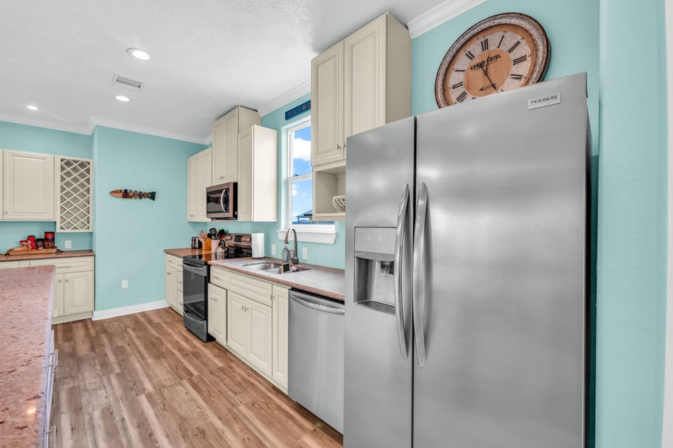 Fully Stocked Kitchen 