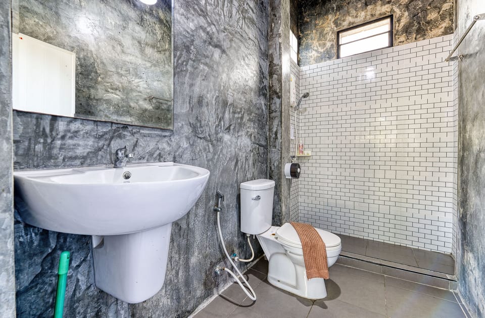 Family House, 2 Bedrooms | Bathroom | Shower, free toiletries, hair dryer, towels
