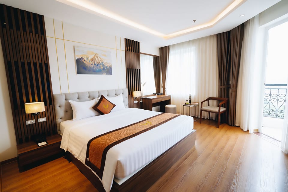 Deluxe King Room | Minibar, in-room safe, desk, soundproofing