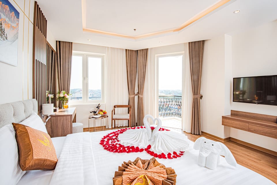 Deluxe King Room | Minibar, in-room safe, desk, soundproofing
