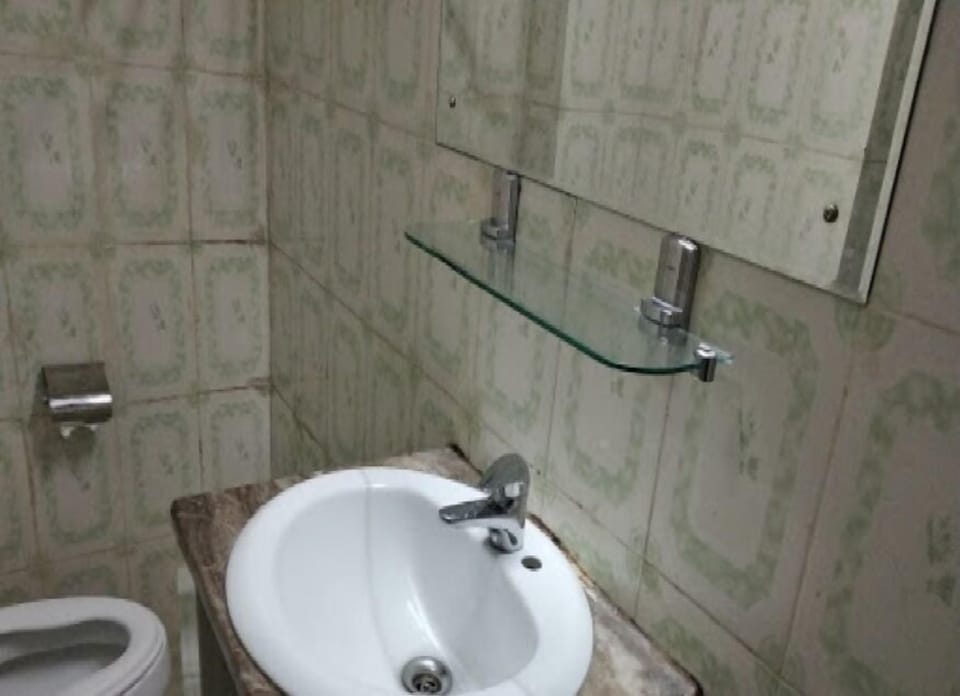 Standard Room | Bathroom | Shower, towels