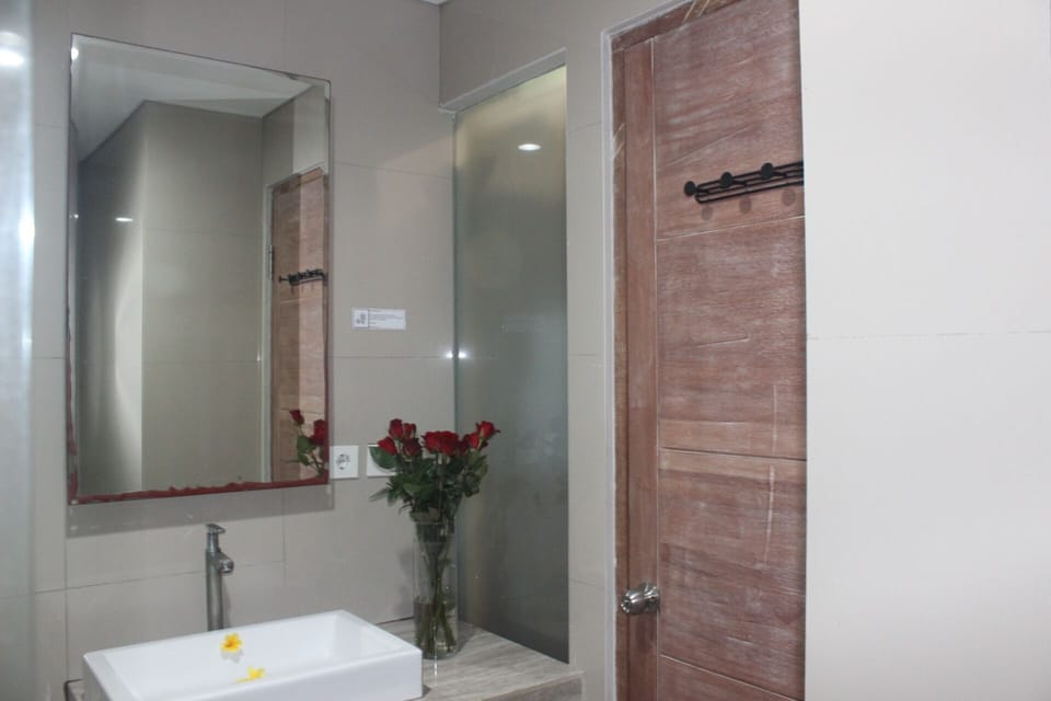 Deluxe Double Room | Bathroom | Shower, bidet, towels, soap