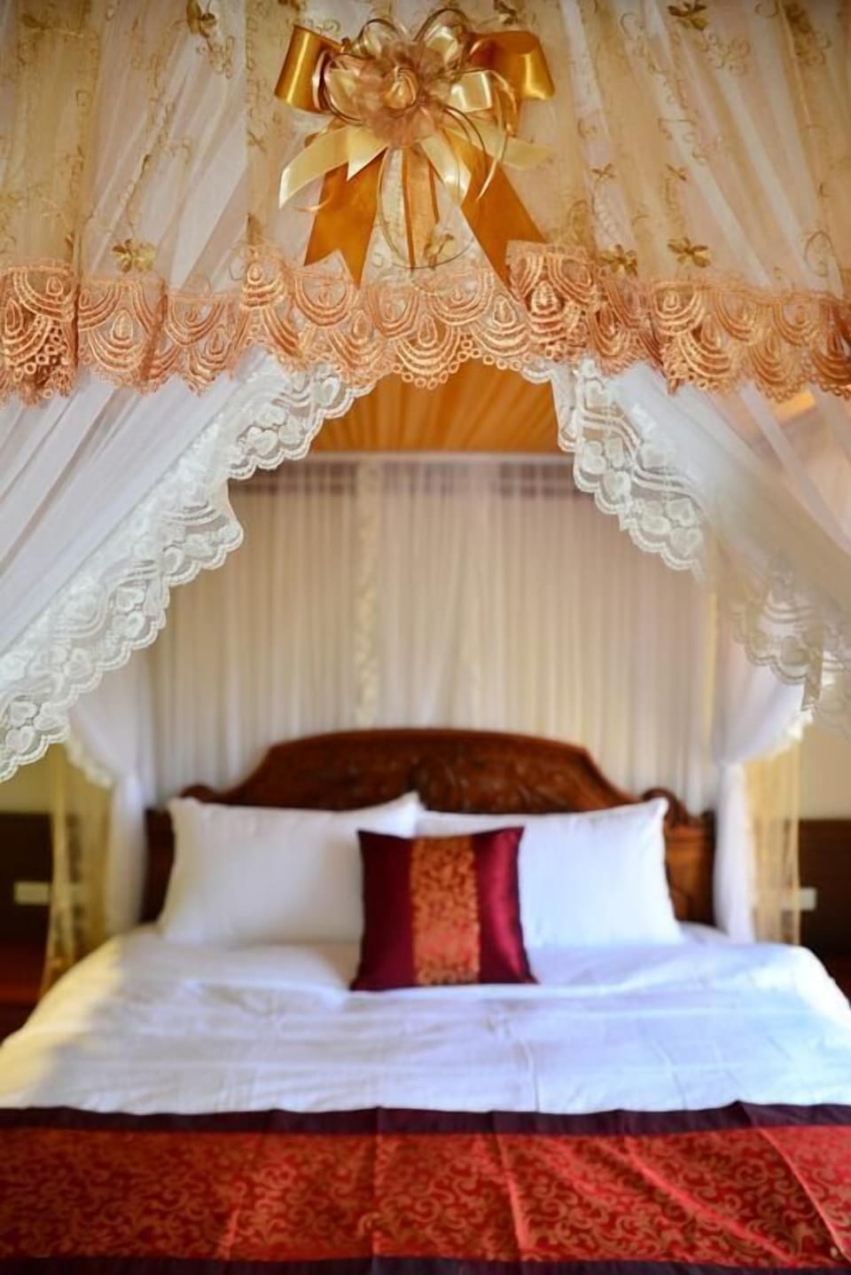 Queen Bed | Desk, soundproofing, free WiFi, bed sheets