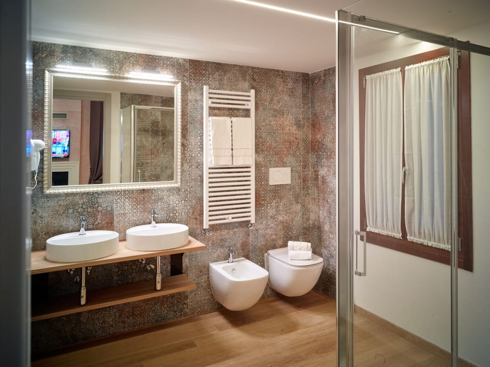 Suite | Bathroom | Shower, rainfall showerhead, hair dryer, slippers
