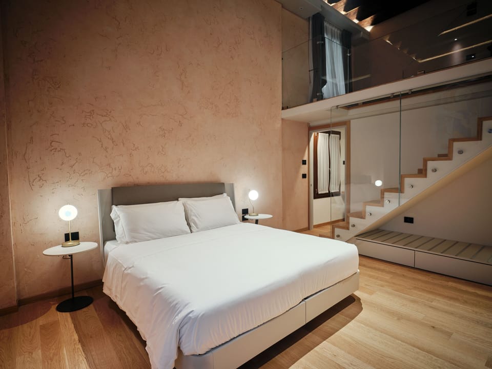 Suite | Hypo-allergenic bedding available, down comforters, minibar, desk
