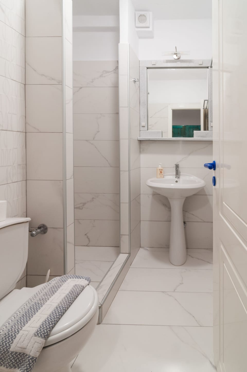 Apartment, Garden View, Beachfront | Bathroom | Hair dryer, towels